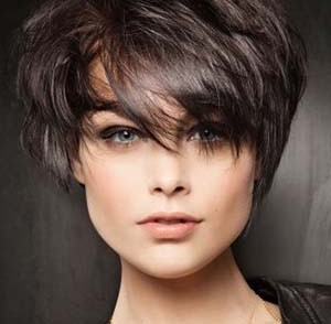 coiffure femme brune visage rond