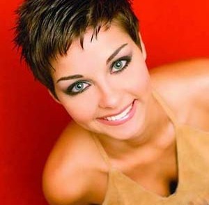 coiffure-femme-a-lunette-cheveux-courts.jpg