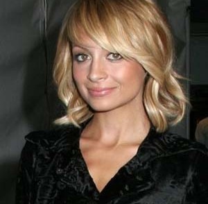 coiffure-femme-frises-mi-long-visage-rond.jpg