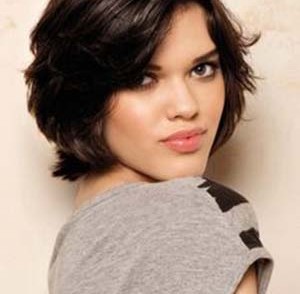 coiffure-raie-sur-le-cote-visage-rond-femme.jpg